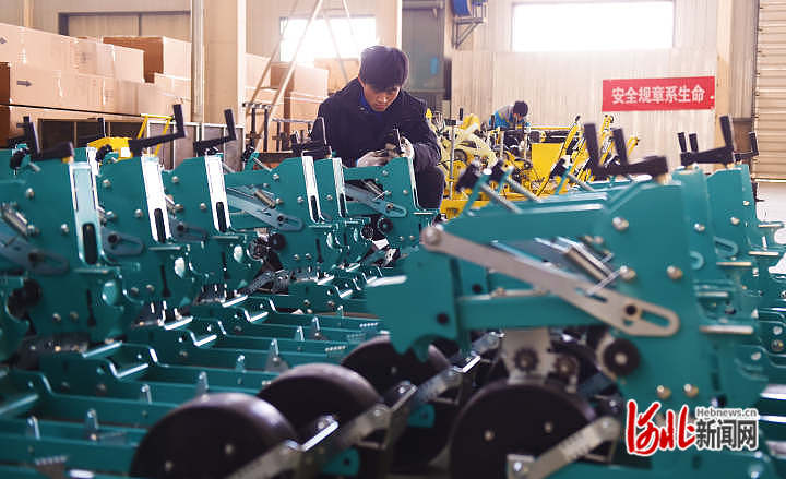 河北霸州：科技創(chuàng)新助力農(nóng)機(jī)“智”造3.jpg