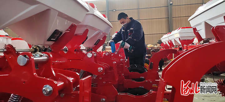 河北霸州：科技創(chuàng)新助力農(nóng)機(jī)“智”造5.jpg