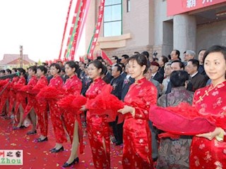 領(lǐng)導(dǎo)和嘉賓為李少春大劇院剪彩