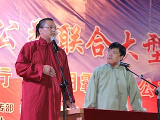 高八度青年文藝社承辦的首屆慈善公益聯(lián)合大型晚會在華夏民間收藏館廣場舉行