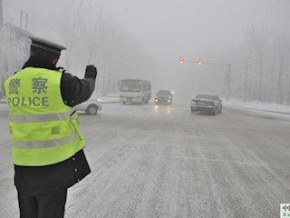 元旦期間 霸州交警堅(jiān)守崗位保安全