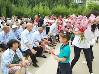 歡歌笑語獻(xiàn)老人 粽子飄香情意濃