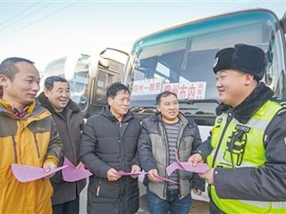 春節(jié)來臨 霸州交警嚴(yán)把客運(yùn)安全關(guān)