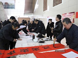 我市書法愛好者開展“寫春聯(lián) 送祝?！惫婊顒?dòng)