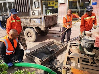 市住建局市政處進(jìn)行排水管道清淤
