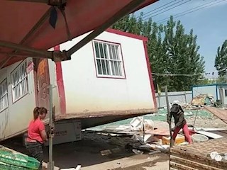 市城管局對東環(huán)路大各莊道口臨建進(jìn)行拆除