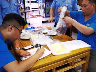 霸州市場監(jiān)管局對小龍蝦餐飲市場進行突擊檢查