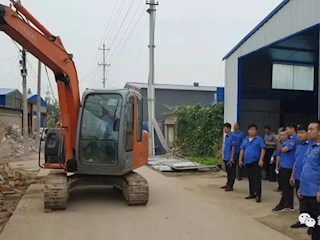 通力協(xié)作 拆出效果 城管局配合屬地鄉(xiāng)鎮(zhèn)對私搭亂建進行拆除
