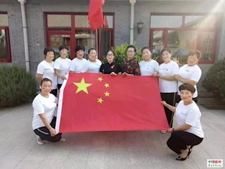 市委網(wǎng)信辦開展“2019年我和國旗合個影”活動！