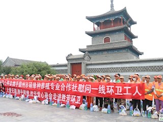 勝芳鎮(zhèn)公益組織和愛(ài)心企業(yè)慰問(wèn)一線(xiàn)環(huán)衛(wèi)工人