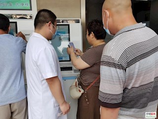 為患者服務(wù)的他們，值得一個(gè)大大的贊