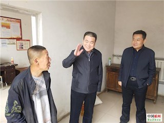 市政協(xié)主席牛雙秋到揚(yáng)芬港鎮(zhèn)建檔立卡戶進(jìn)行走訪慰問
