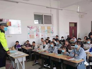 霸州公安交警走進(jìn)校園掀起秋冬季交通安全宣傳活動高潮