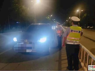 市公安交通警察大隊(duì)組織開(kāi)展集中整治酒駕醉駕周末夜查統(tǒng)一行動(dòng)