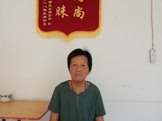 浴室撿到兩萬塊錢，奶奶帶孫女輾轉(zhuǎn)找到失主